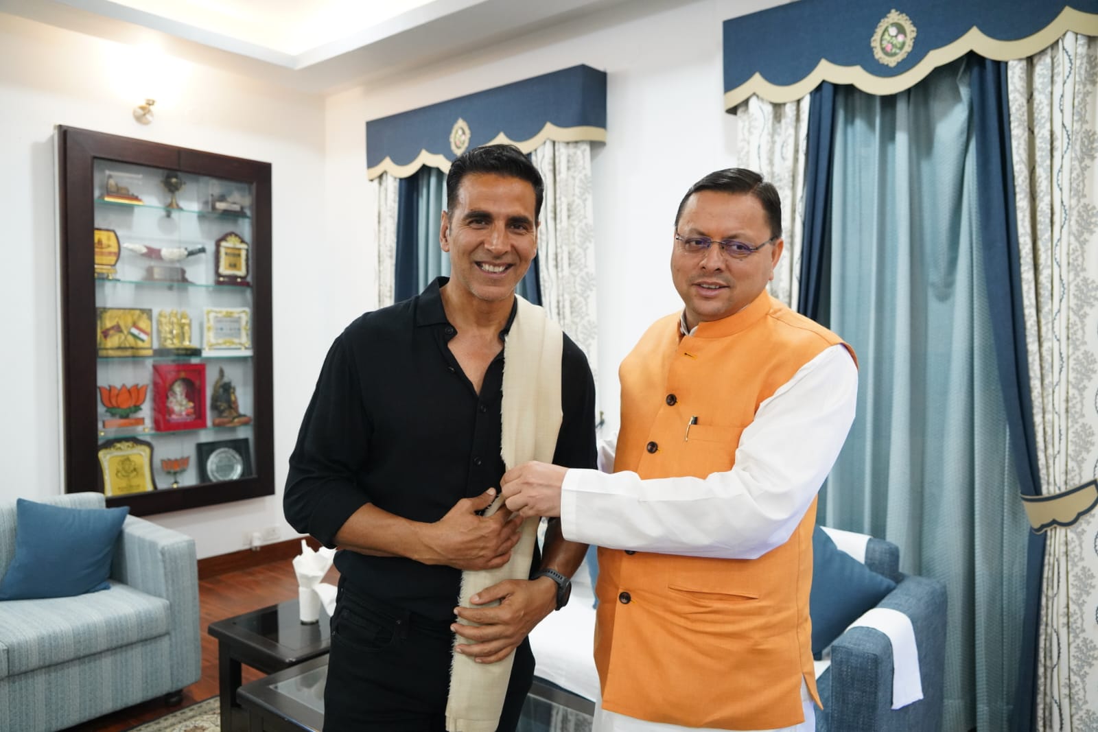 मुख्यमंत्री पुष्कर सिंह धामी से मंगलवार को मुख्यमंत्री आवास में प्रसिद्ध फ़िल्म अभिनेता अक्षय कुमार ने मुलाकात की।