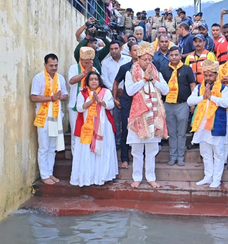 उत्तरकाशी में भागीरथी नदी किनारे आयोजित गंगा आरती में सम्मिलित हुए मुख्यमंत्री धामी,मां गंगा को निर्मल एवं स्वच्छ बनाएं जाने का कार्य निरंतर ऊंचाइयों को छू रहा है: मुख्यमंत्री धामी,मुख्यमंत्री ने मध्य प्रदेश से आए श्रद्धालुओ से वार्ता कर यात्रा व्यवस्थाओं के बारे में लिया फीडबैक।