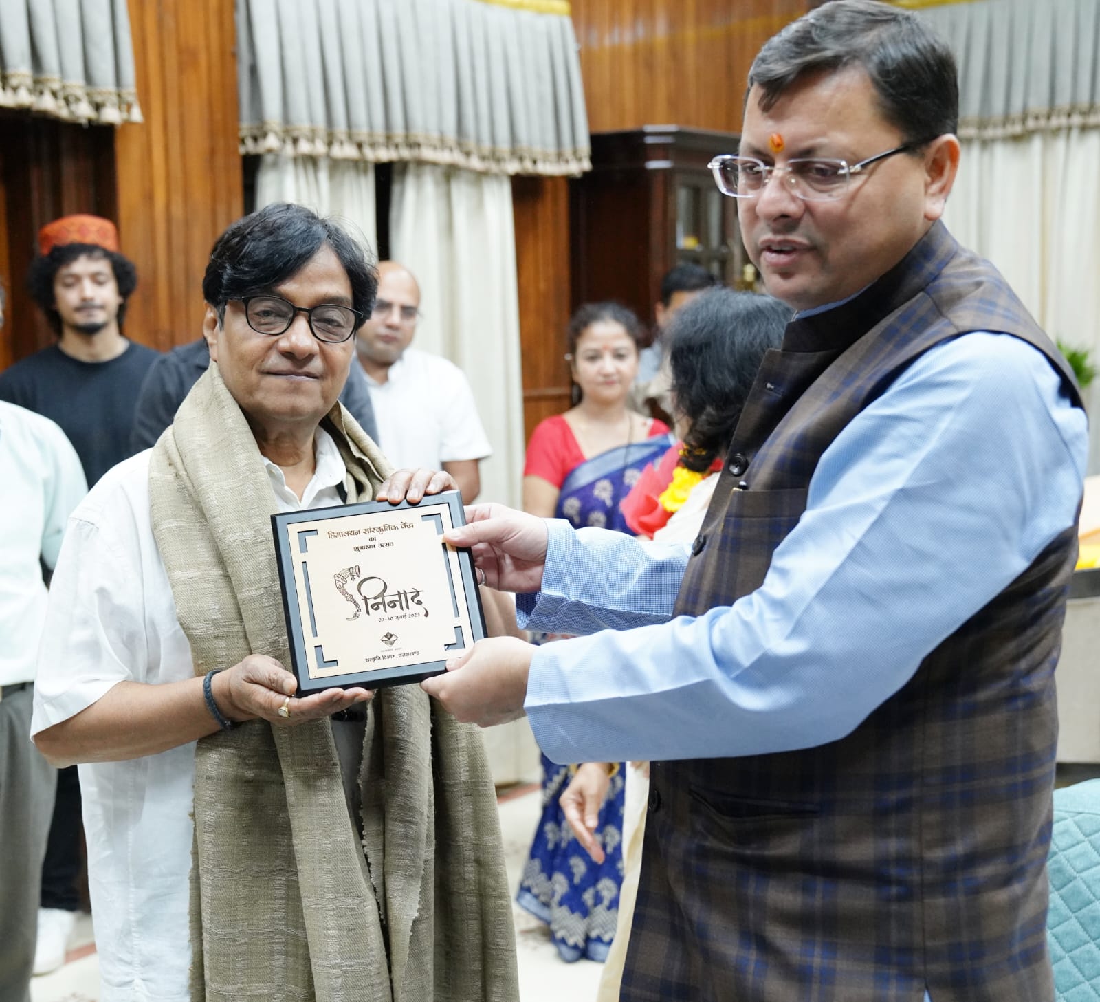 मुख्यमंत्री  पुष्कर सिंह धामी से सोमवार को मुख्यमंत्री कैम्प कार्यालय में केन्द्रीय फिल्म प्रमाणन बोर्ड के अध्यक्ष एवं प्रसिद्ध गीतकार प्रसून जोशी ने भेंट की।