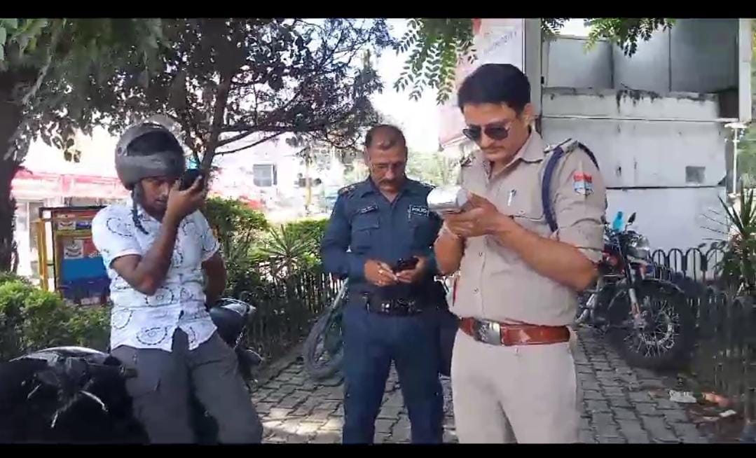 यातायात पुलिस देहरादून की सजगता एवं सतर्कता से पकडी गयी चोरी की बाईक