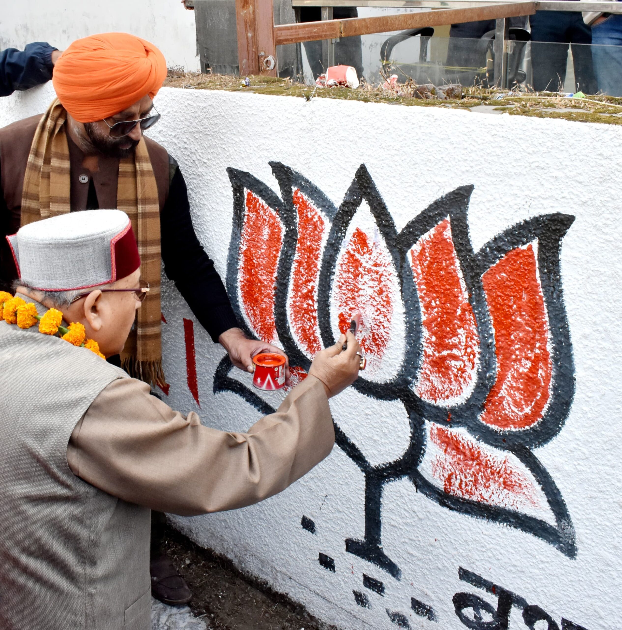दीवार लेखन अभियान (वॉल पेंटिंग) की शुरुआत,देश के लिए शुभ है कमल का निशान: महाराज।
