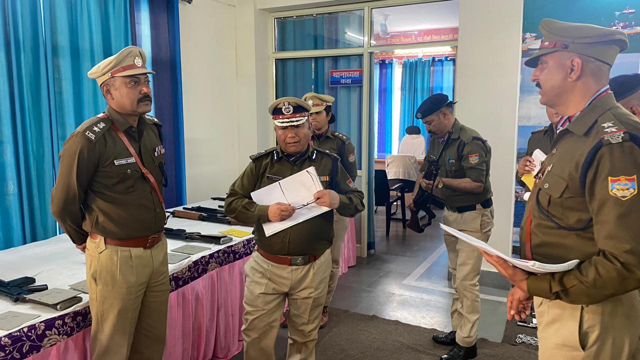 पुलिस महानिरीक्षक, गढ़वाल परिक्षेत्र महोदय करन सिंह नगन्याल द्वारा जनपद टिहरी गढ़वाल में पुलिस लाईन चंबा, पुलिस कार्यालय एवं थाना नरेन्द्र नगर का किया गया वार्षिक निरीक्षण।