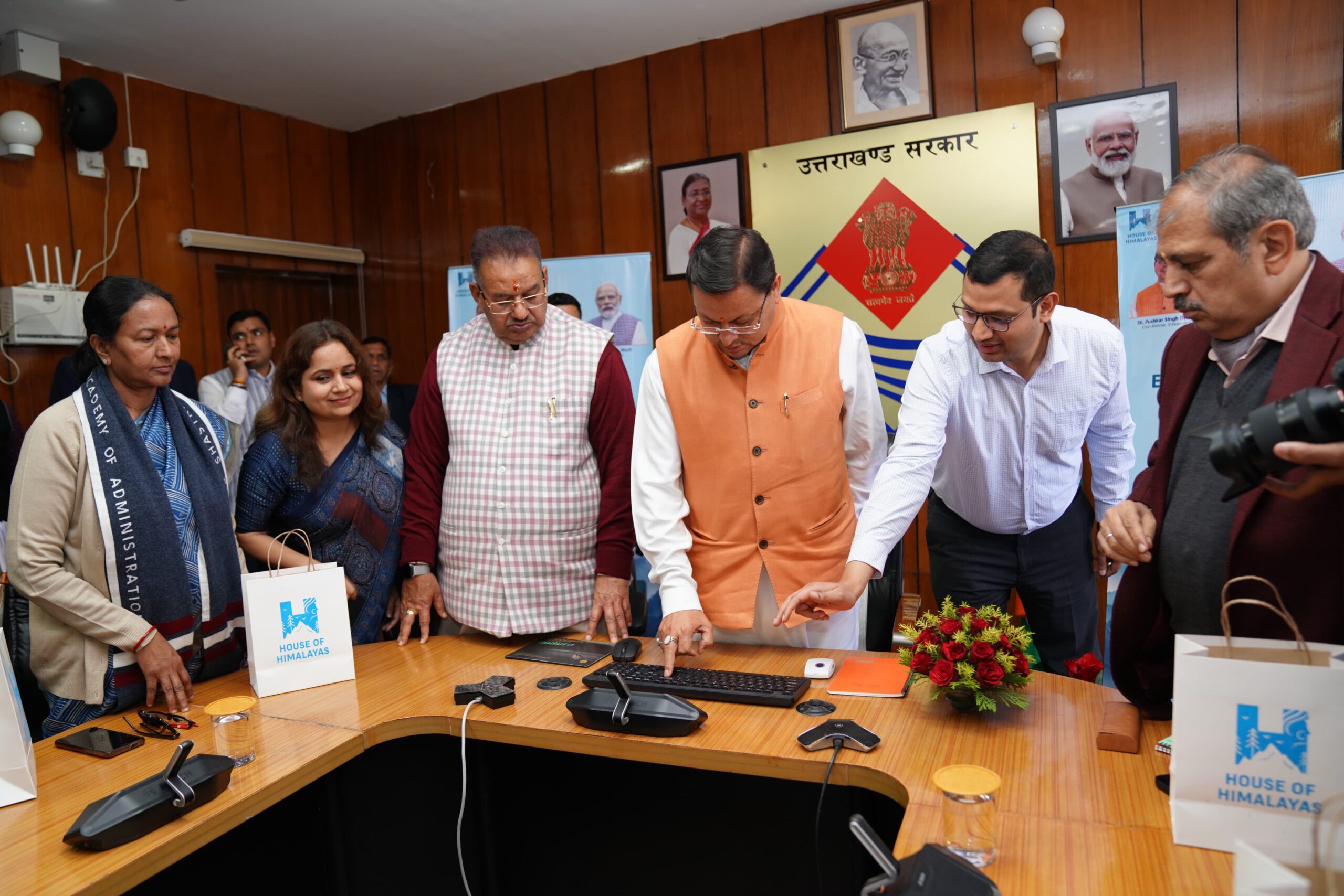 मुख्यमंत्री ने सचिवालय में हाउस ऑफ हिमालयाज के ई कॉमर्स पोर्टल (E-Commerce Portal) का किया शुभारंभ।