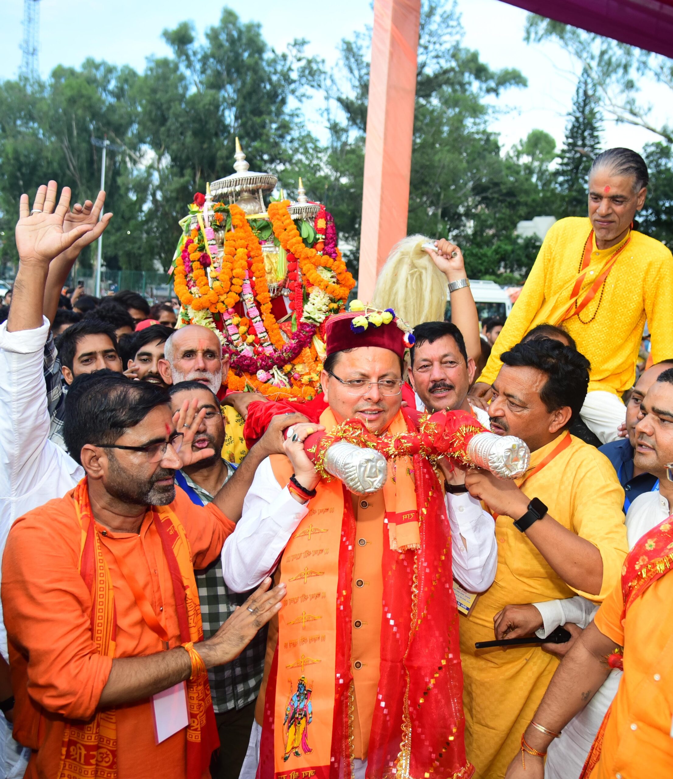 मुख्यमंत्री ने परेड ग्राउंड, देहरादून में आयोजित कार्यक्रम में बाबा बौखनाग की पूजा-अर्चना कर प्रदेश की खुशहाली की कामना की।