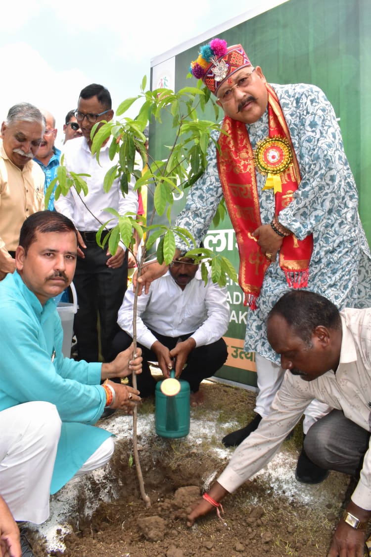 संस्कृति मंत्री महाराज ने लोकपर्व ‘हरेला’ पर किया वृक्षारोपण,हरेला पर उत्तराखंड संस्कृत, साहित्य एवं कला परिषद द्वारा आयोजित सांस्कृतिक कार्यक्रम में भी किया प्रतिभाग।