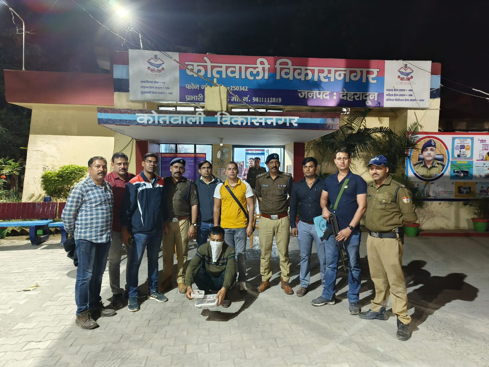 वरिष्ठ पुलिस अधीक्षक,उत्तराखंड एसटीएफ की रणनीति- दून में खुद को आर्मी में मेजर पद में बताने वाले की तलाशी में, एसटीएफ  द्वारा आर्मी इंटेलिजेंस देहरादून की टीम ने खोले फर्जीवाड़े के सच । 01 वन्य जीव तस्कर को 01 हिरण की कस्तूरी व 02 हिरण के पंजों के साथ किया गया गिरफ्तार,उत्तराखंड एसटीएफ की टीम द्वारा डब्ल्यूसीसीबी दिल्ली की सूचना को अंजाम तक पहुंचाते हुए 01 वन्य जीव तस्कर को देहरादून जनपद के विकासनगर थाना क्षेत्र से किया गया गिरप्तार।