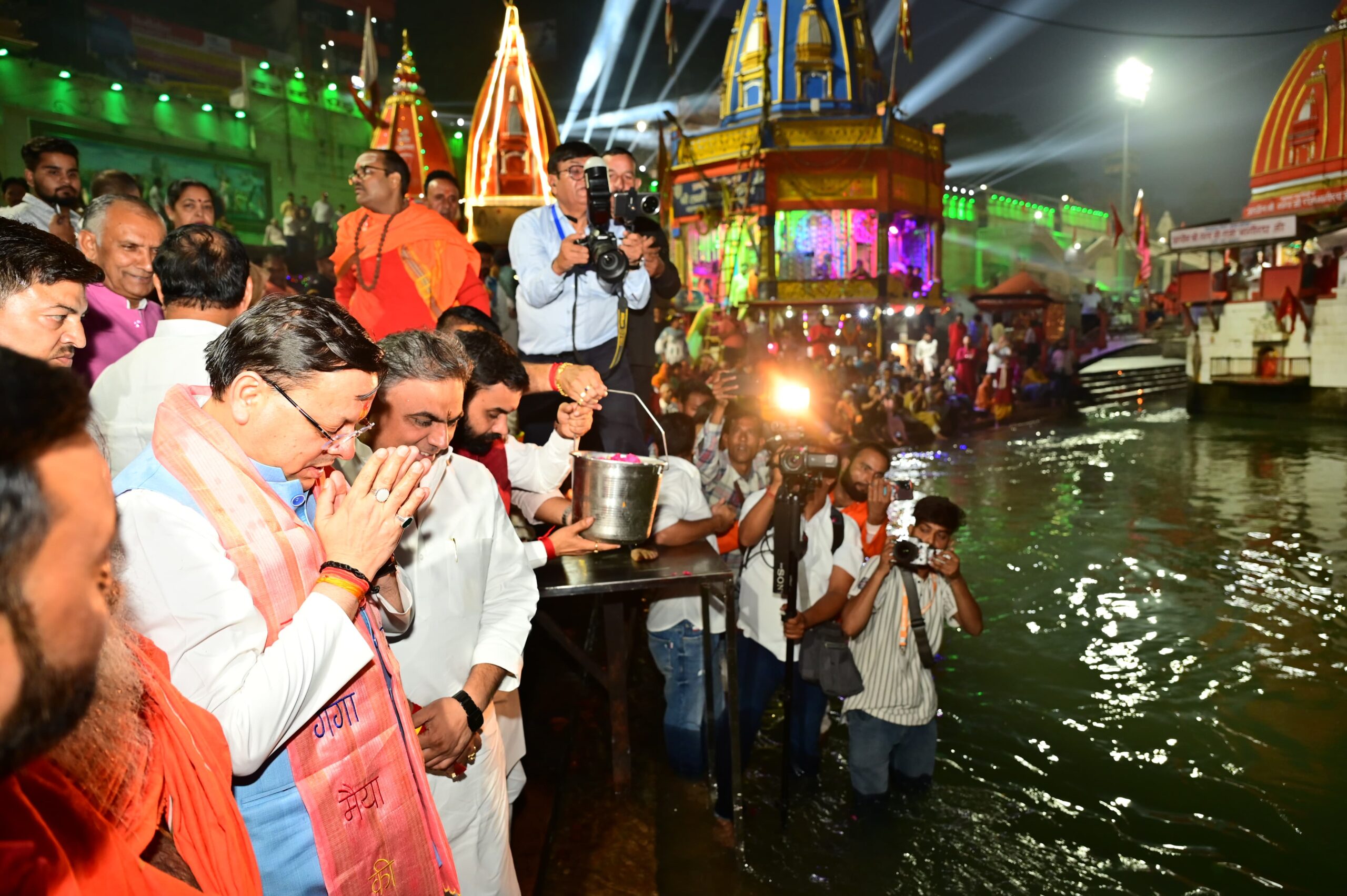 हर व्यक्ति के जीवन से अंधकार को दूर कर खुशियों का उजियारा फैलाए दीपोत्सव : मुख्यमंत्री,मां गंगा के घाटों में 3 लाख 51 हजार दीप प्रज्वलित किए गए,मुख्यमंत्री ने किया मां गंगा का पूजन, दीपोत्सव में शहीदों के निमित्त जलाया दीया,500 ड्रोन से भव्य शो रहा आकर्षण का केन्द्र, कन्हैया मित्तल के भजनों पर झूमे श्रद्धालु।