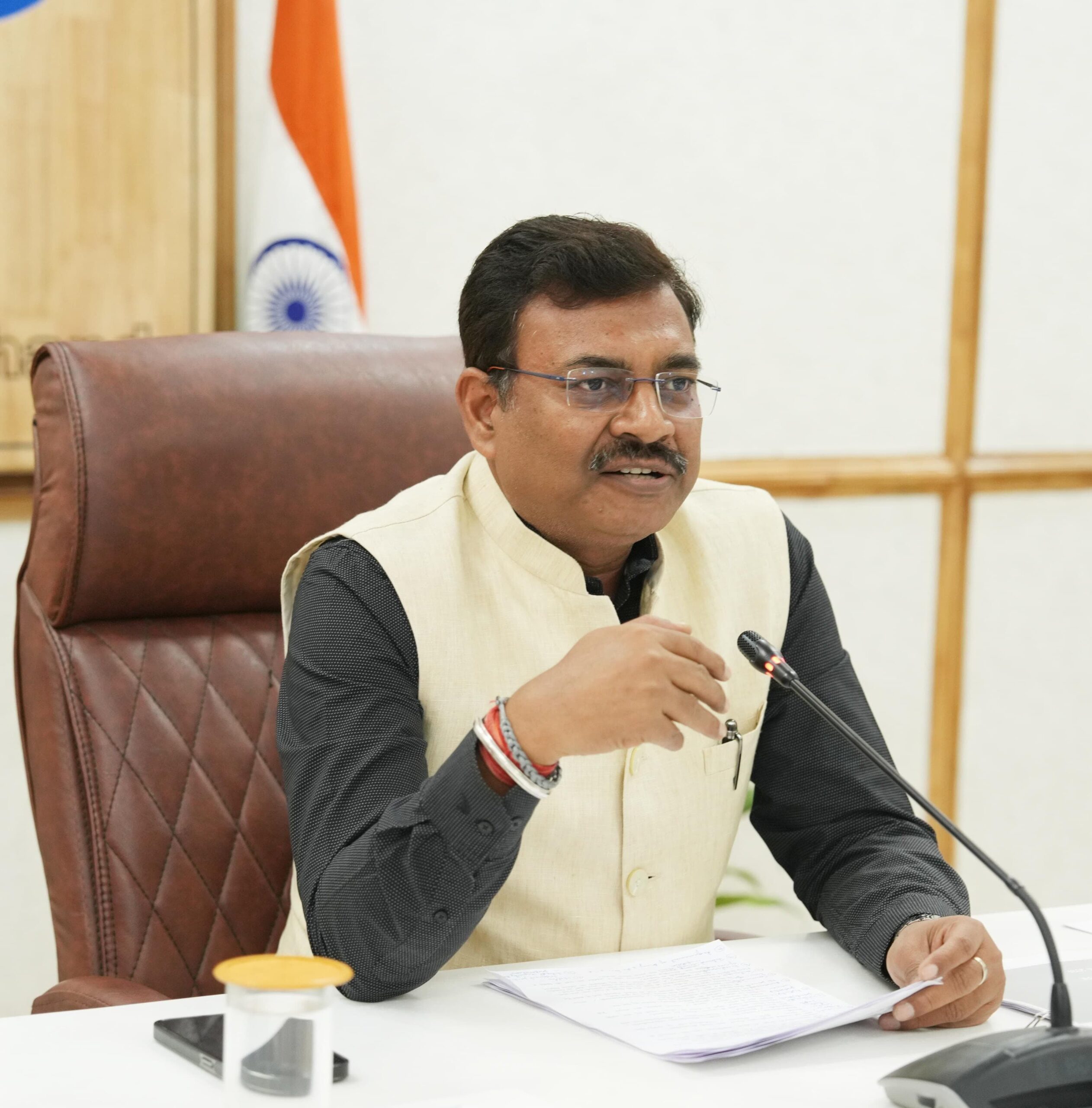 मुख्य सचिव आनन्द बर्द्धन ने बुधवार को सचिवालय में प्रदेश में नागरिक सुरक्षा पूर्वाभ्यास के सम्बन्ध में अधिकारियों एवं जिलाधिकारियों के साथ बैठक ली।