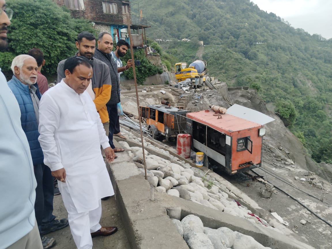 नैनीताल जिले के भ्रमण पर पंहुचे उच्च शिक्षा मंत्री डाक्टर धन सिंह रावत ने मंगलवार को भूस्खलन प्रभावित बलियानाला क्षेत्र में चल रहे ट्रीटमेंट कार्य का निरीक्षण किया। निरीक्षण के दौरान कहा कि ट्रीटमेंट कार्य समय से पूर्ण किए जाएं ।