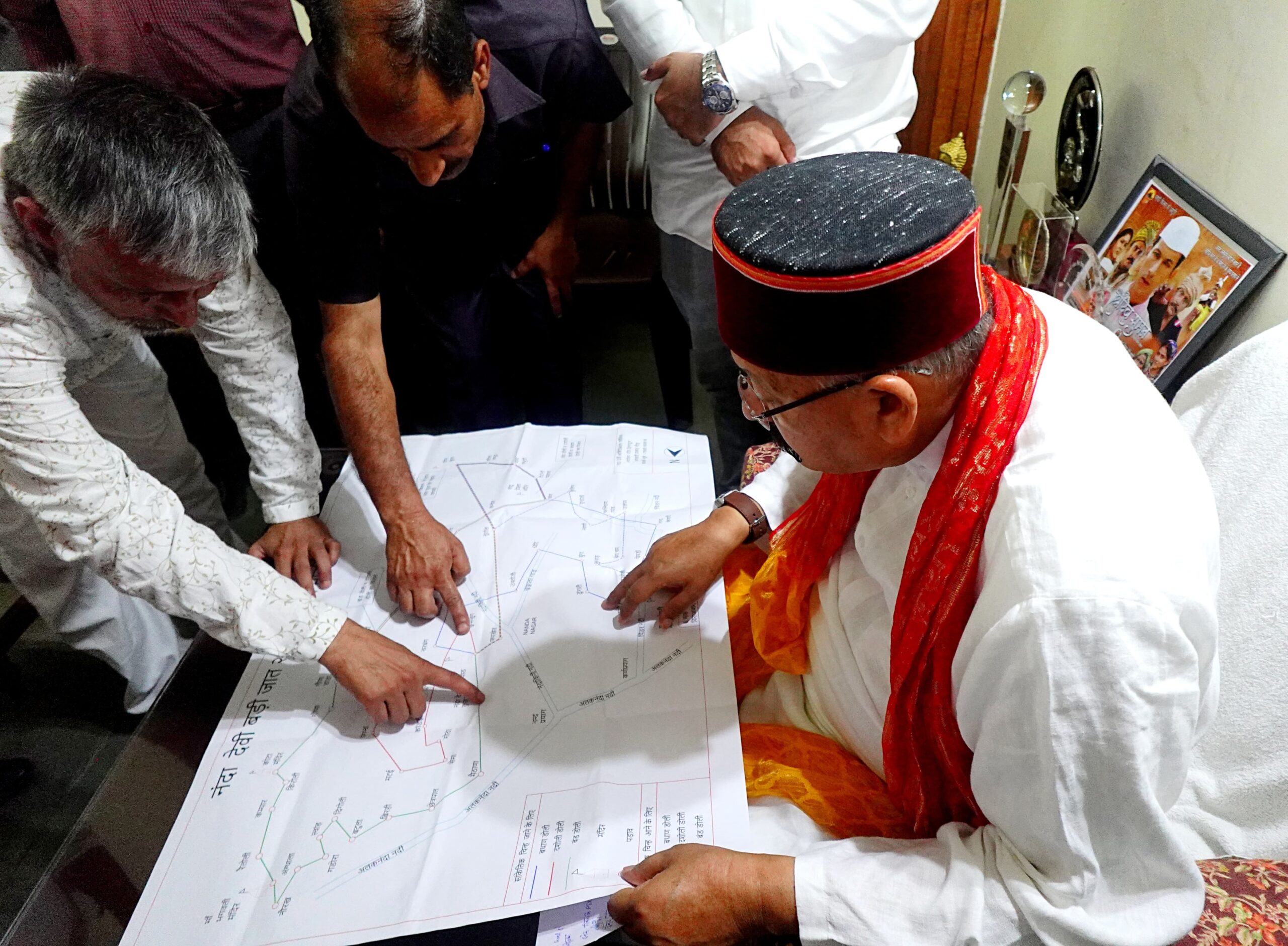 राजजात मानचित्र पर कुरुड़ व देवराला को अंकित करने को लेकर महाराज से मिला प्रतिनिधिमंडल।