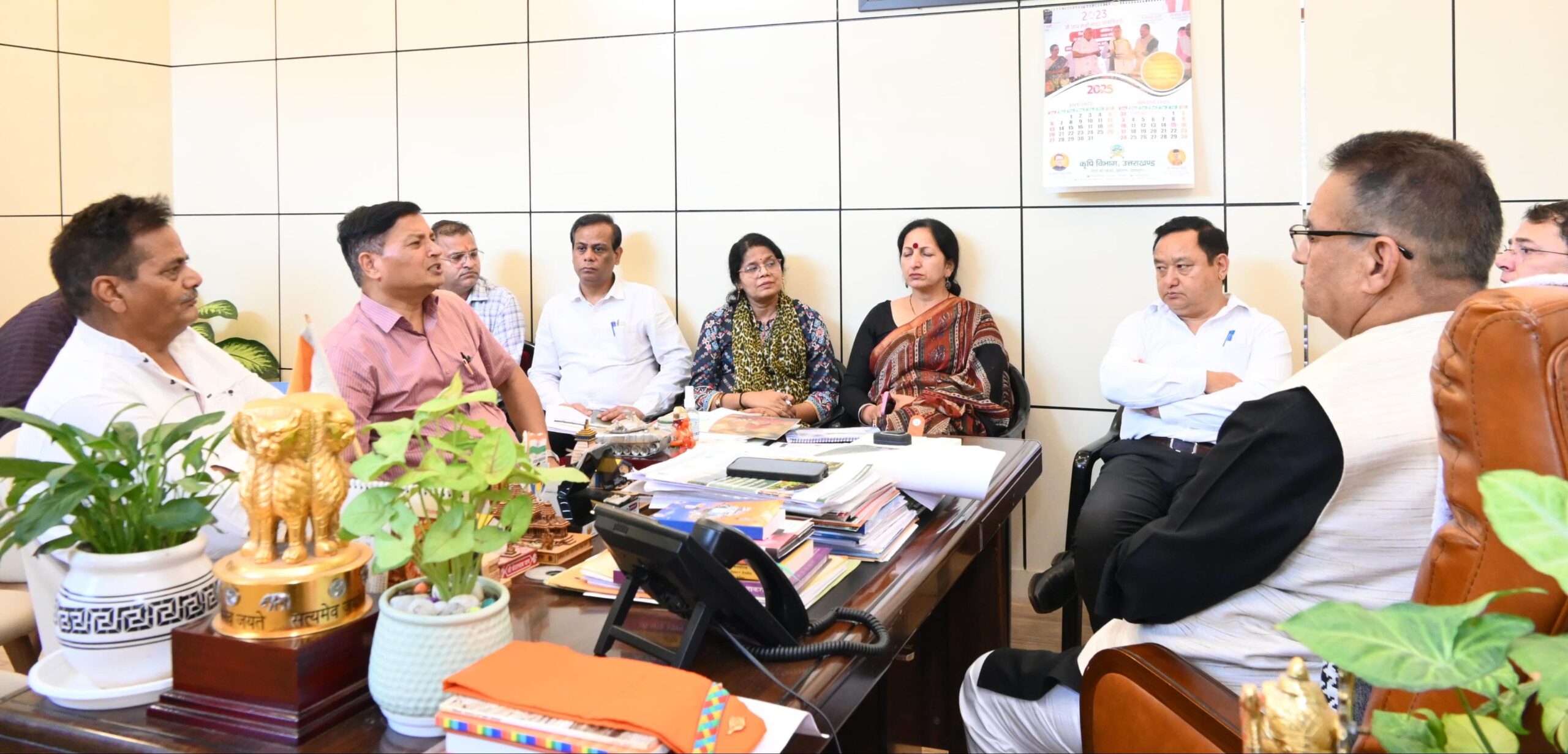 गढ़ी कैंट सीवर योजना में एसटीपी निर्माण के लिए अनापत्ति तथा मसूरी में गढ़वाल सभा भवन निर्माण के लिए भूमि आवंटन किये जाने के सम्बन्ध में अधिकारियों संग बैठक करते कैबिनेट मंत्री गणेश जोशी।
