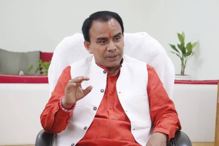 भालू के आतंक से ग्रामीणों को शीघ्र मिलेगी निजात: डॉ धन सिंह रावत,वन विभाग के अधिकारियों को दिये भालू को आदमखोर घोषित करने निर्देश।