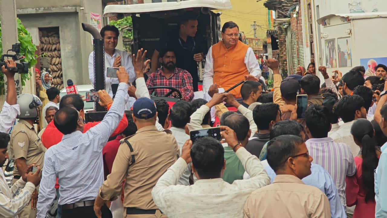 आपदा की घड़ी में जनसेवा की मिसाल बने मुख्यमंत्री पुष्कर सिंह धामी,भारी बारिश के बीच ट्रैक्टर से पहुँचे हरिद्वार के लक्सर आपदा प्रभावित क्षेत्रों में, स्थलीय निरीक्षण कर राहत कार्यों को गति देने के दिए निर्देश,कठिन परिस्थितियों को दरकिनार करते हुए मुख्यमंत्री ने ट्रैक्टर के माध्यम से ग्रामीण और जलमग्न क्षेत्रों तक पहुँचकर स्थलीय निरीक्षण किया।