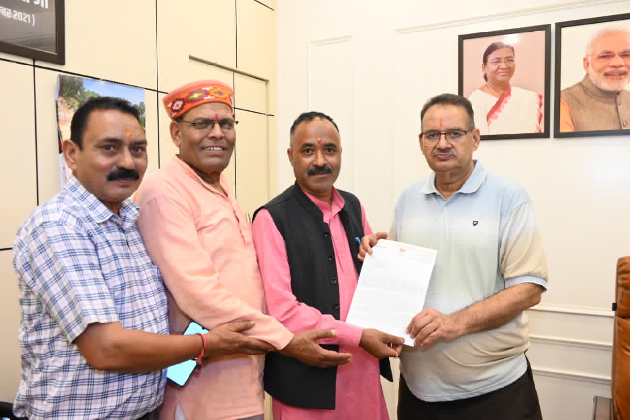 आपदा प्रभावित सेब काश्तकारों को उचित दर दिलाने के लिए भाजपा जिलाध्यक्ष ने कृषि मंत्री गणेश जोशी को सौंपा ज्ञापन।