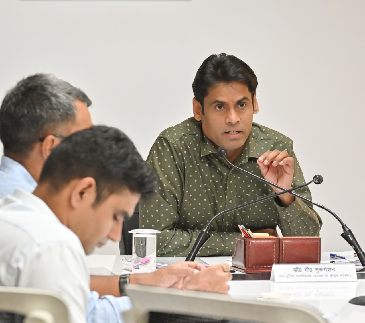 वी0 मुरुगेशन, अपर पुलिस महानिदेशक, अपराध एवं कानून व्यवस्था, उत्तराखण्ड महोदय द्वारा आज वीडियो कॉन्फ्रेंसिंग के माध्यम से गढ़वाल एवं कुमाऊँ रेंज सहित समस्त जनपदों के वरिष्ठ/पुलिस अधीक्षकों के साथ लम्बित विवेचनाओं एवं दिनांक 5-9-2025 को बारावफात पर्व की सुरक्षा व्यवस्था के सम्बन्ध में जनपदवार विस्तृत समीक्षा/चर्चा की गई।