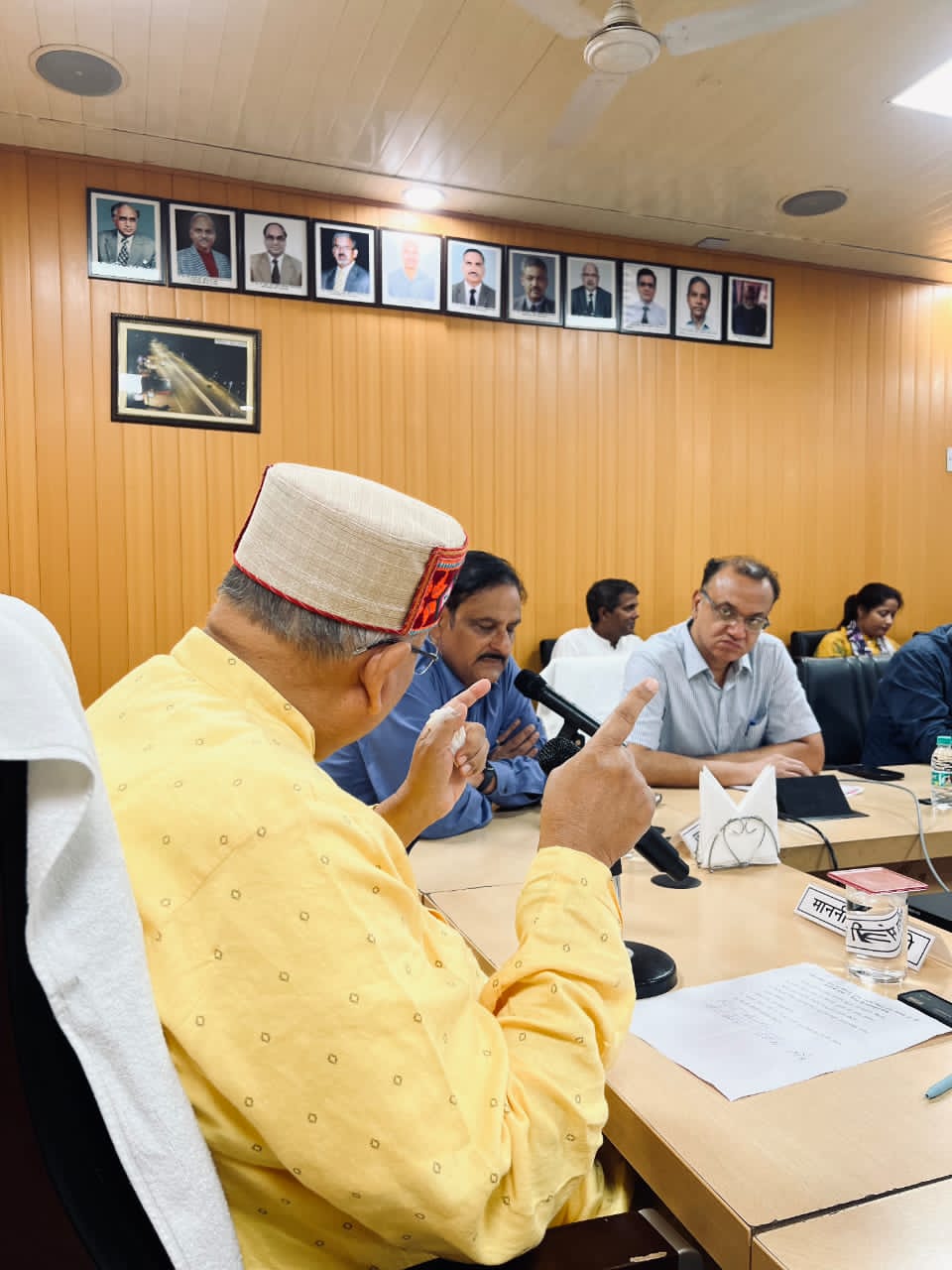 मंत्री ने भारत-नेपाल सीमा पर कराई जा रहे कार्यों की समीक्षा बैठक में दिये कई निर्देश।