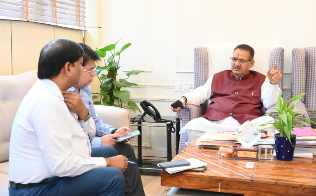 अतिवृष्टि के कारण किसानों की फसलों को हुए नुकसान की समीक्षा करते कृषि मंत्री गणेश जोशी।