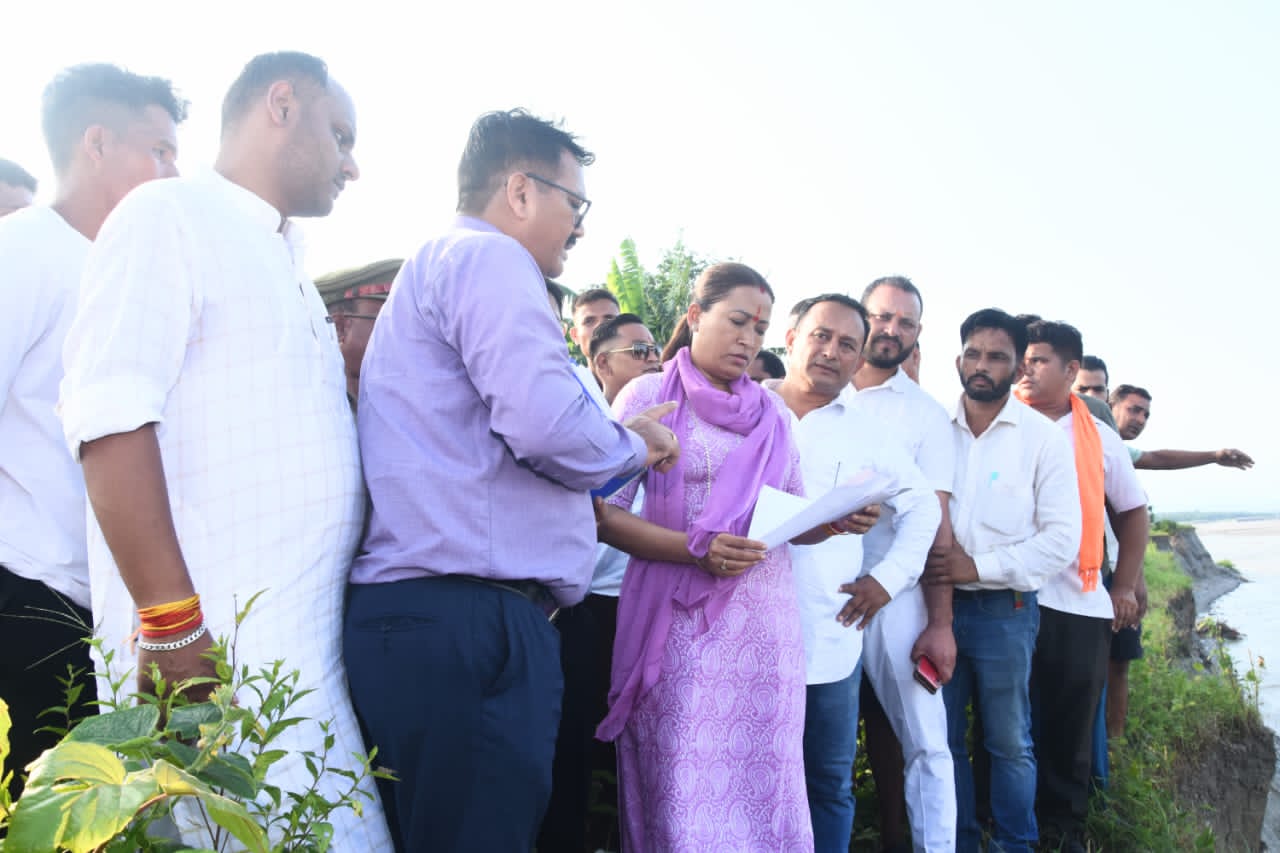 कैबिनेट मंत्री रेखा आर्या ने किया आपदाग्रस्त क्षेत्र का निरीक्षण।