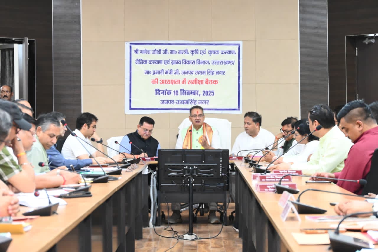 रुद्रपुर में जनपद के विभिन्न विभागों के जिला स्तरीय अधिकारियों की समीक्षा करते कैबिनेट मंत्री गणेश जोशी।