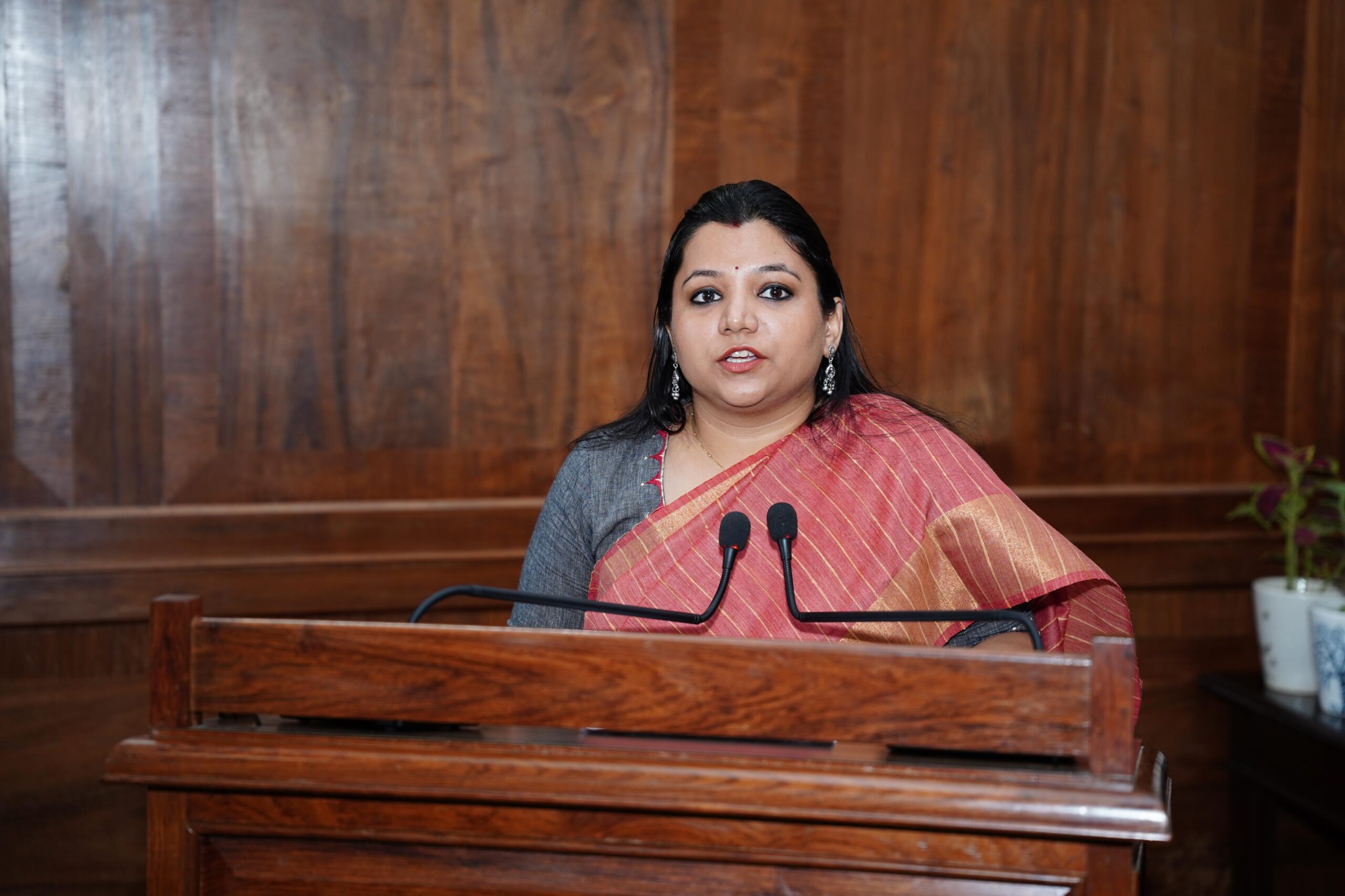 नगर आयुक्त नमामी बंसल द्वारा एफ0आर0आई0 में Role of Urban Forestry and community Engagement in Building Climate Resilient Cities पर व्याख्यान दिया गया।