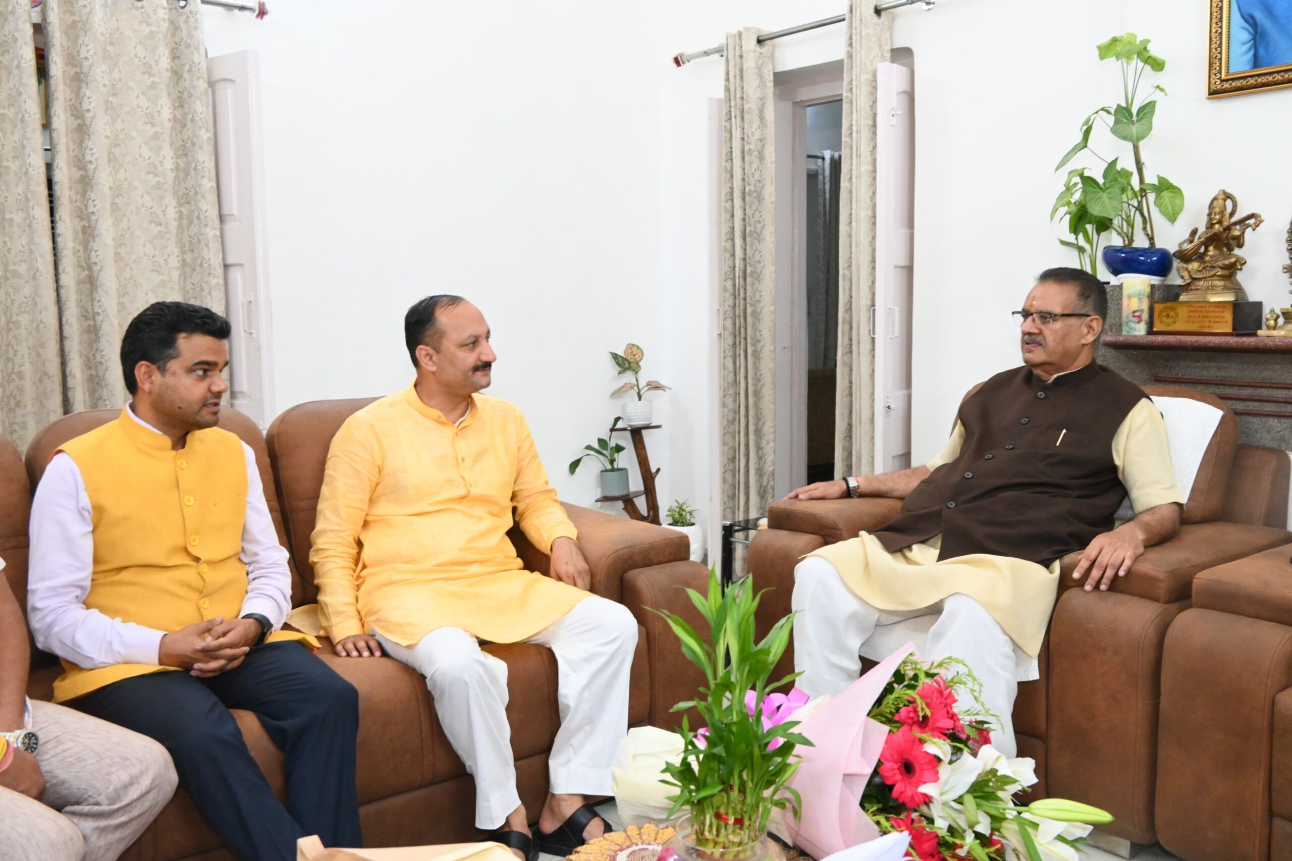 कृषि मंत्री गणेश जोशी से मिले उत्तरकाशी जिला पंचायत अध्यक्ष और उपलाटकनौर क्षेत्र के युवाओं के एक प्रतिनिधिमंडल ने की भेंट,हर्षिल घाटी के सेब की फसल को शीघ्र ही सरकार द्वारा खरीदने की मांग।