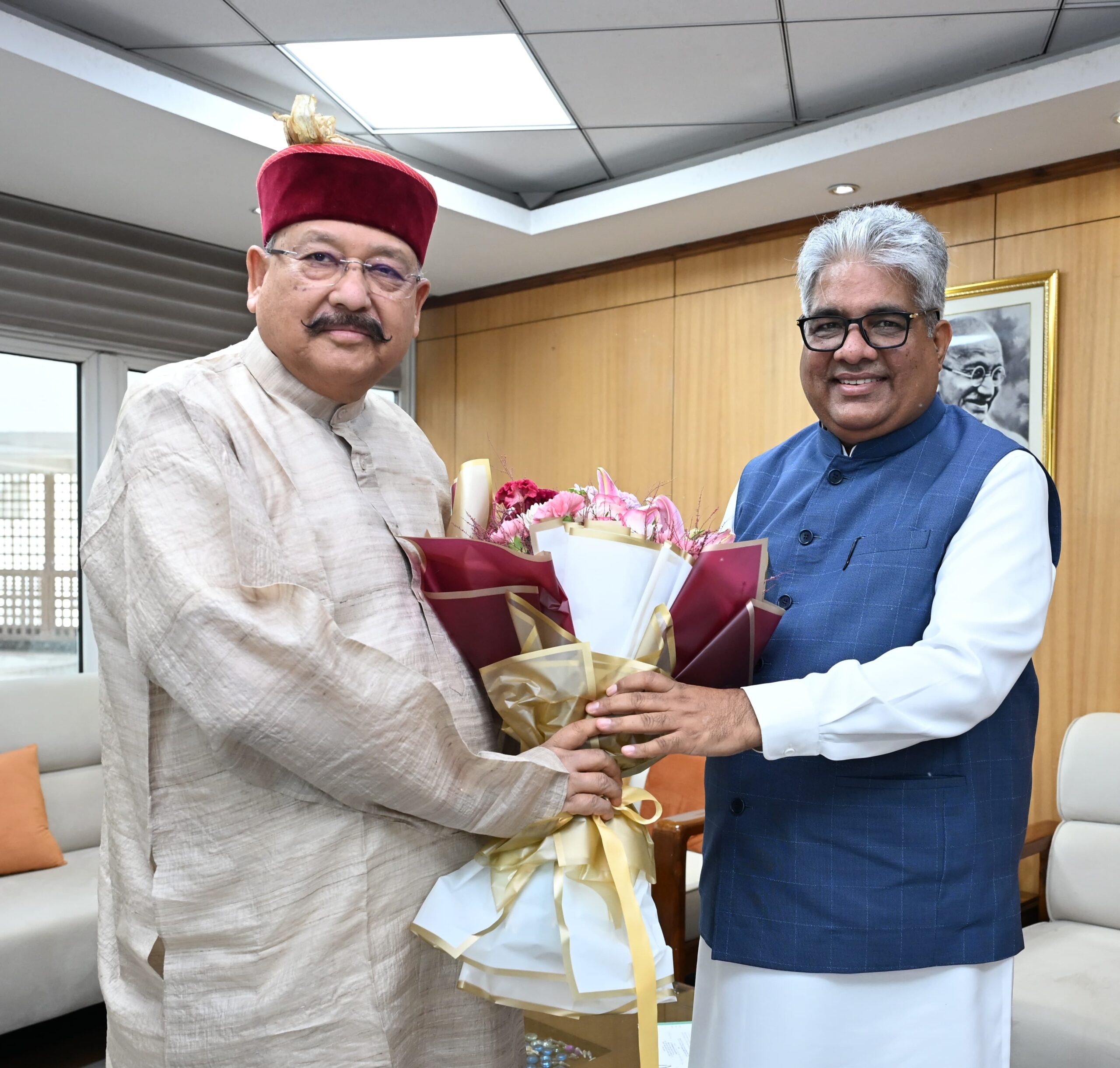 केंद्रीय पर्यावरण मंत्री से महाराज की शिष्टाचार भेंट,प्राकृतिक रूप से बने ग्लेशियरों और बड़े तालाबों के अध्ययन का किया अनुरोध।