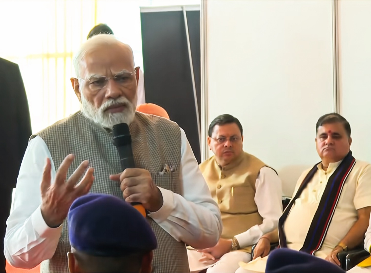 प्रधानमंत्री ने की आपदा राहत कार्यों की गहन समीक्षा,प्रधानमंत्री ने आपदा प्रभावित क्षेत्रों में संचालित राहत कार्यों की सराहना की,मुख्यमंत्री ने आपदा से हुई क्षति तथा राहत एवं बचाव कार्यों की दी जानकारी,मुख्यमंत्री ने राहत पैकेज की घोषणा के लिए प्रधानमंत्री का जताया आभार।