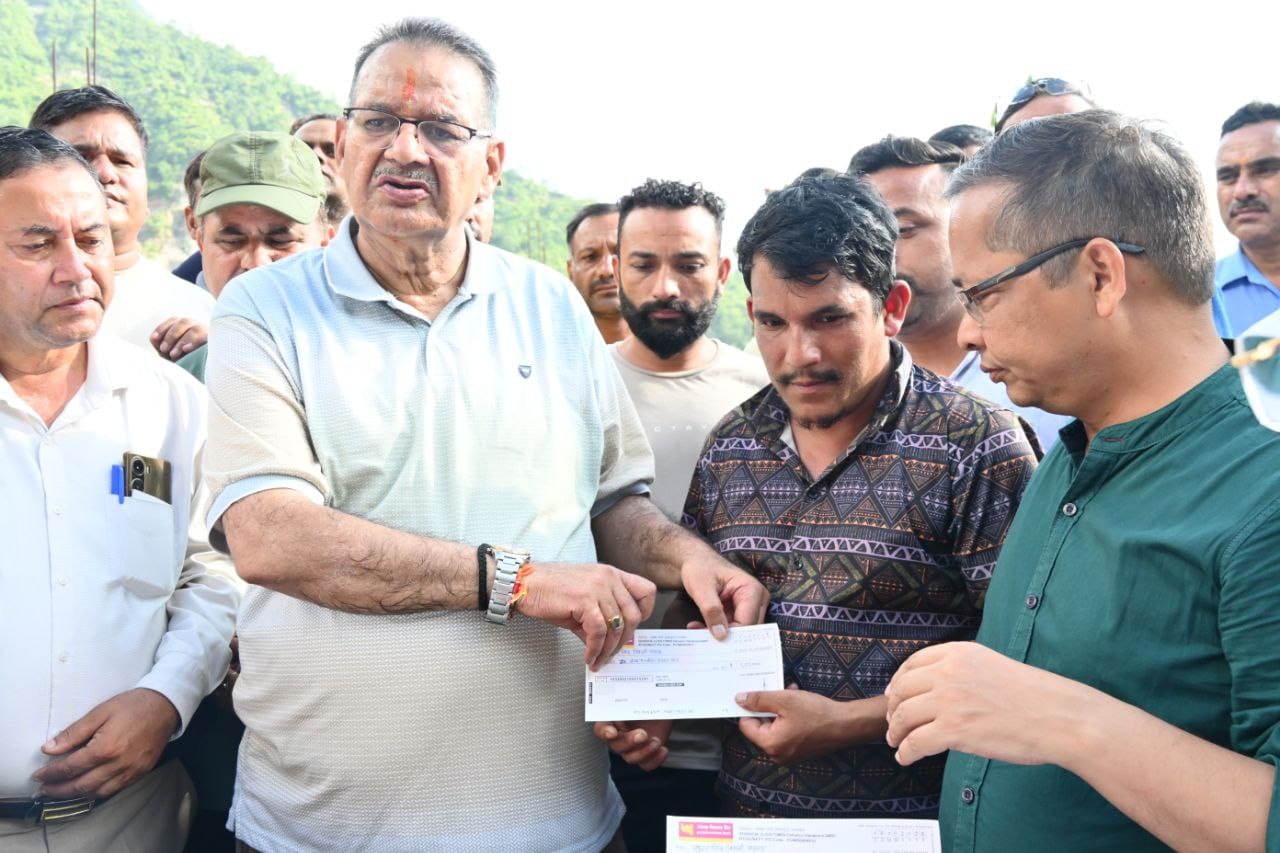 आपदा प्रभावित क्षेत्रों का निरीक्षण कर मंत्री जोशी ने दिए युद्धस्तर पर राहत कार्यों के निर्देश।