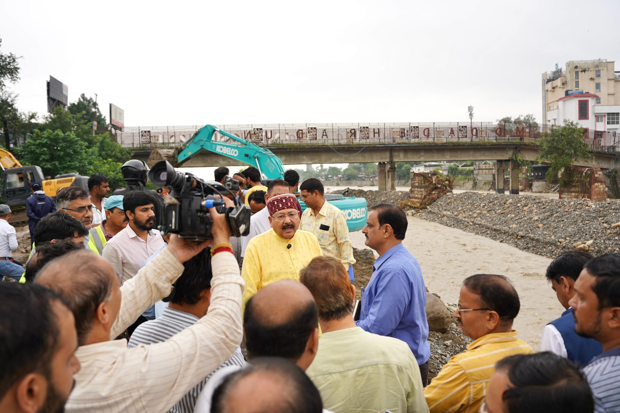 महाराज ने आपदा प्रभावित कार्यों का किया स्थलीय निरीक्षण,टपकेश्वर मंदिर स्थित तमसा नदी पर फोल्डिंग ब्रिज की संभावना पर अधिकारियों को निर्देश।