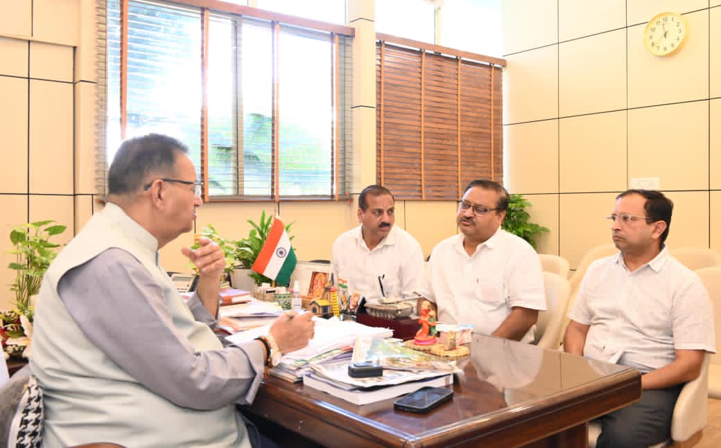 मसूरी विधानसभा क्षेत्र के अंतर्गत आपदा से हुए नुकसान के संबंध में सिंचाई विभाग के अधिकारियों के साथ बैठक करते कैबिनेट मंत्री गणेश जोशी।