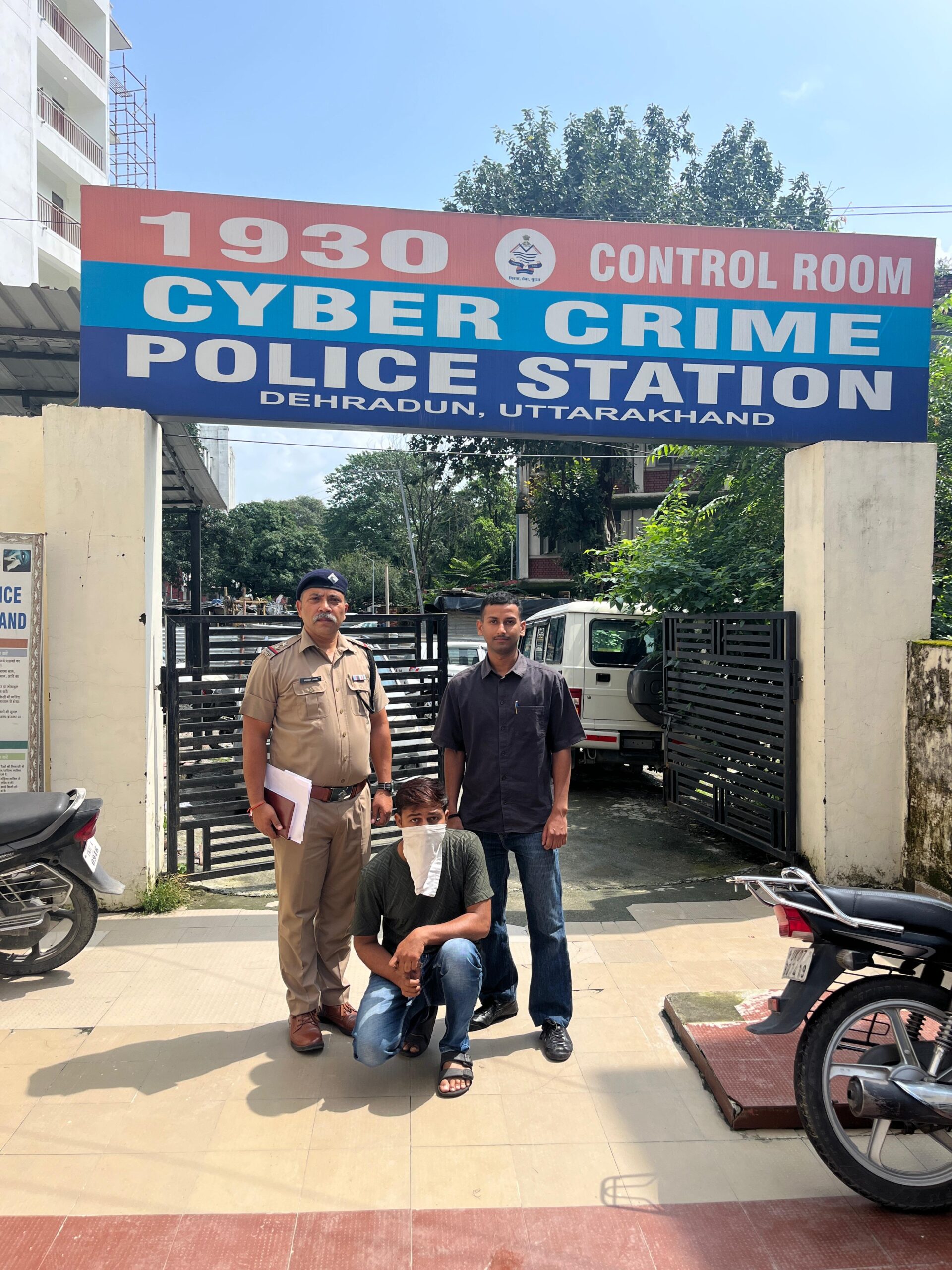 एसटीएफ साइबर क्राइम पुलिस टीम की बड़ी कार्रवाई –गूगल फर्जी कस्टमर केयर नंबर से ₹14.08 लाख की धोखाधड़ी करने वाला आरोपी गिरफ्तार,अभियुक्त गूगल पर फर्जी बैंक कस्टमर केयर नंबर डालकर ग्राहकों को धोखाधड़ी का शिकार बनाता था,पीड़ित से स्वयं को PNB अधिकारी बताकर ऑनलाइन शिकायत दर्ज कराने के नाम पर लिंक व व्हाट्सएप के माध्यम से बैंक विवरण और OTP प्राप्त किए,अभियुक्त ने प्राप्त जानकारी का दुरुपयोग कर पीड़ित के खाते से कुल ₹14,08,800/- की धनराशि विभिन्न खातों में ट्रांसफर कर ली,अभियुक्त वारंटी अभियुक्त था इसी क्रम में साइबर थाना पुलिस टीम की तकनीकी निगरानी व सतत पुलिसिंग से अभियुक्त का लोकेशन ट्रेस कर टीम द्वारा उसे गिरफ्तार किया गया,गिरफ्तार अभियुक्त को माननीय न्यायालय, देहरादून में प्रस्तुत कर भा.दं.सं. की सुसंगत धाराओं के अंतर्गत अग्रिम विवेचनात्मक कार्यवाही की गई ।