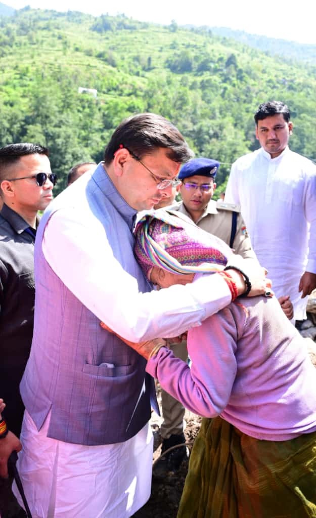 मुख्यमंत्री ने चमोली जिले के आपदा प्रभावित क्षेत्रों का किया निरीक्षण,प्रभावितों का दुःख साझा करते हुए हरसंभव सहायता का दिया भरोसा,अधिकारियों को निर्देश : राहत एवं रेस्टोरेशन कार्यो में न रहे कोई कसर,मृतकों के परिजनों को प्रदान की 5-5 लाख के सहायता राशि।