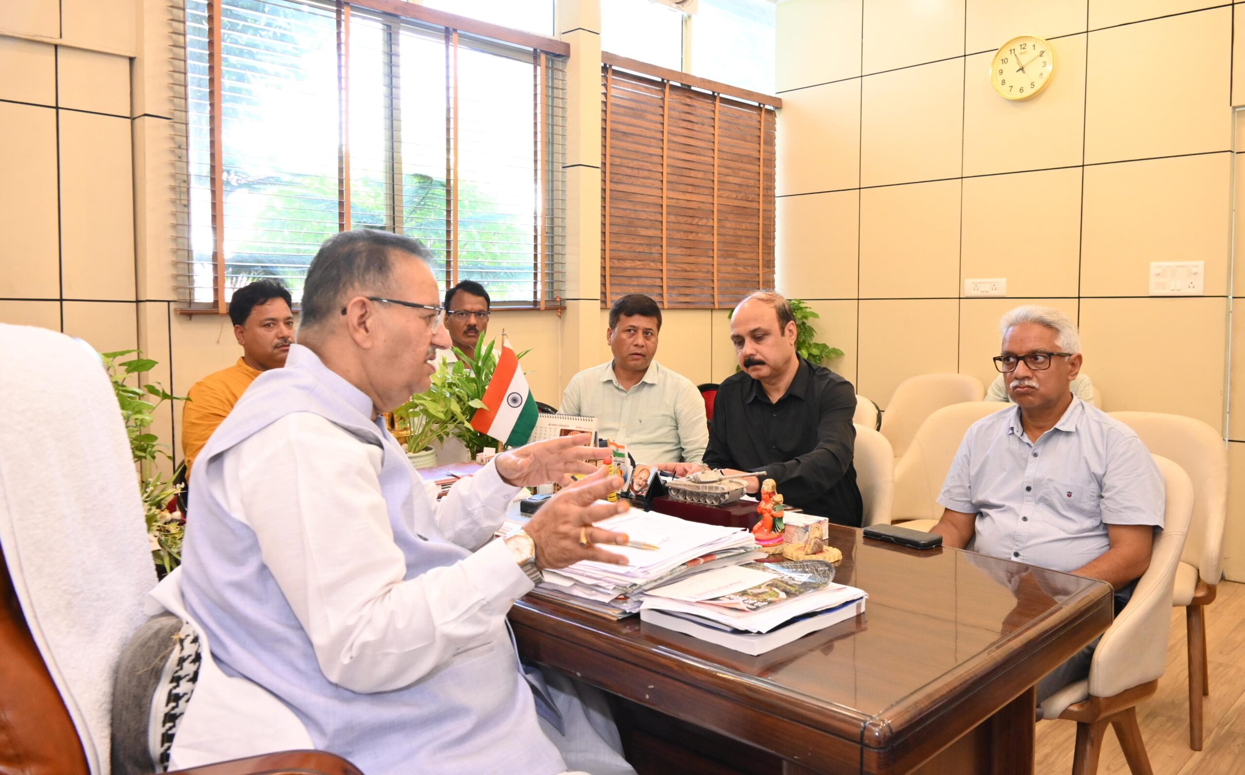 पीएमजीएसवाई एवं लोक निर्माण विभाग के अधिकारियों के साथ अवरुद्ध सड़क मार्गों की समीक्षा करते कैबिनेट मंत्री गणेश जोशी।