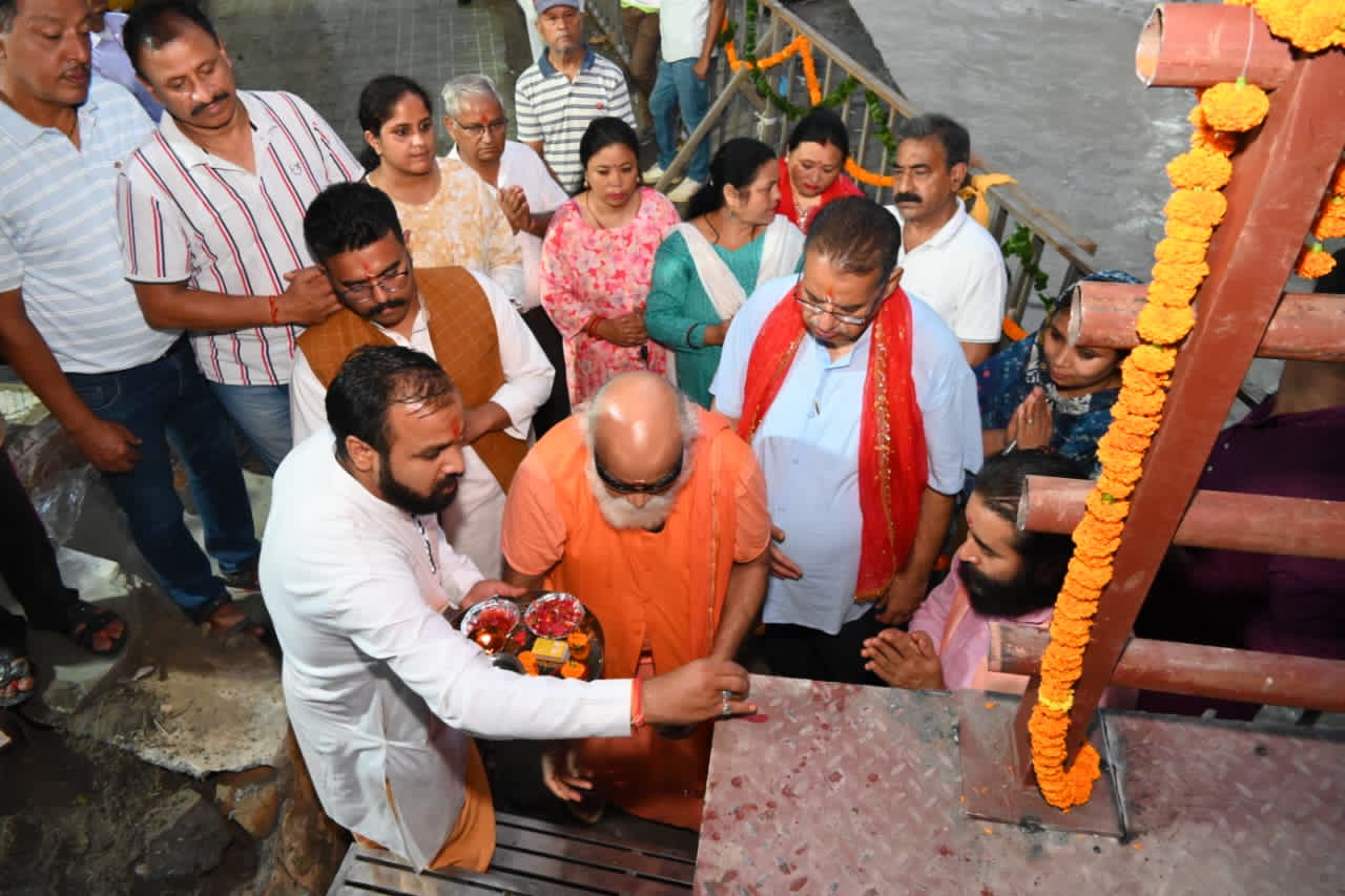 टपकेश्वर मंदिर में रिकॉर्ड समय के भीतर तैयार किए गए नव निर्मित पुल का विधिवत उद्घाटन करते कैबिनेट मंत्री गणेश जोशी।