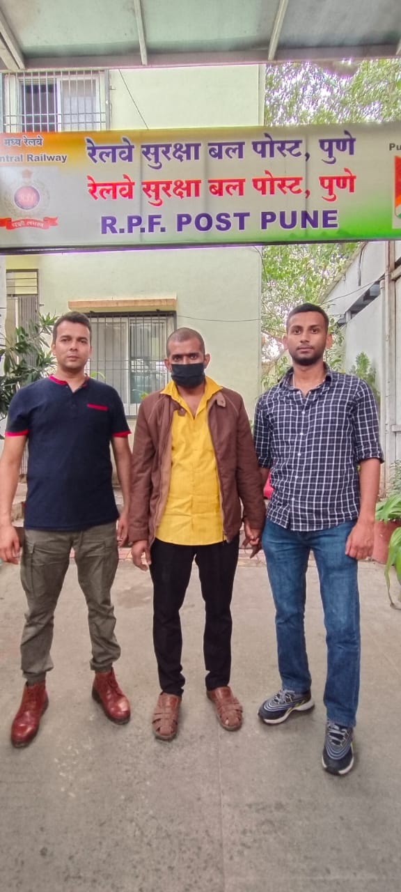 एसटीएफ साइबर क्राइम पुलिस टीम की बड़ी कार्रवाई –Matrimony साइट और निवेश स्कैम में आरोपी गिरफ्तार, 17 लाख की ठगी का खुलासा,अभियुक्त ने *Bharat Matrimony* साइट और व्हाट्सएप के माध्यम से पीड़ित से संपर्क किया और स्वयं को प्रतिष्ठित कंपनियों के अधिकारी बताकर विश्वास जीता,निवेश और व्यवसाय के बहाने *Aquadin Herbal Oil/* पाउडर में पैसा लगाने के लिए पीड़ित से व्यक्तिगत और बैंकिंग विवरण प्राप्त किए,अभियुक्त ने प्राप्त जानकारी का दुरुपयोग कर पीड़ित के खाते से कुल *₹17,10,000/-* की धनराशि विभिन्न खातों में ट्रांसफर कर ली,अभियुक्त वारंटी अभियुक्त था इसी क्रम में साइबर थाना पुलिस टीम की तकनीकी निगरानी व सतत पुलिसिंग से अभियुक्त का लोकेशन ट्रेस कर टीम द्वारा उसे गिरफ्तार किया गया,गिरफ्तार अभियुक्त को माननीय न्यायालय, देहरादून में प्रस्तुत कर भा.दं.सं. की सुसंगत धाराओं के अंतर्गत अग्रिम विवेचनात्मक कार्यवाही की गई।