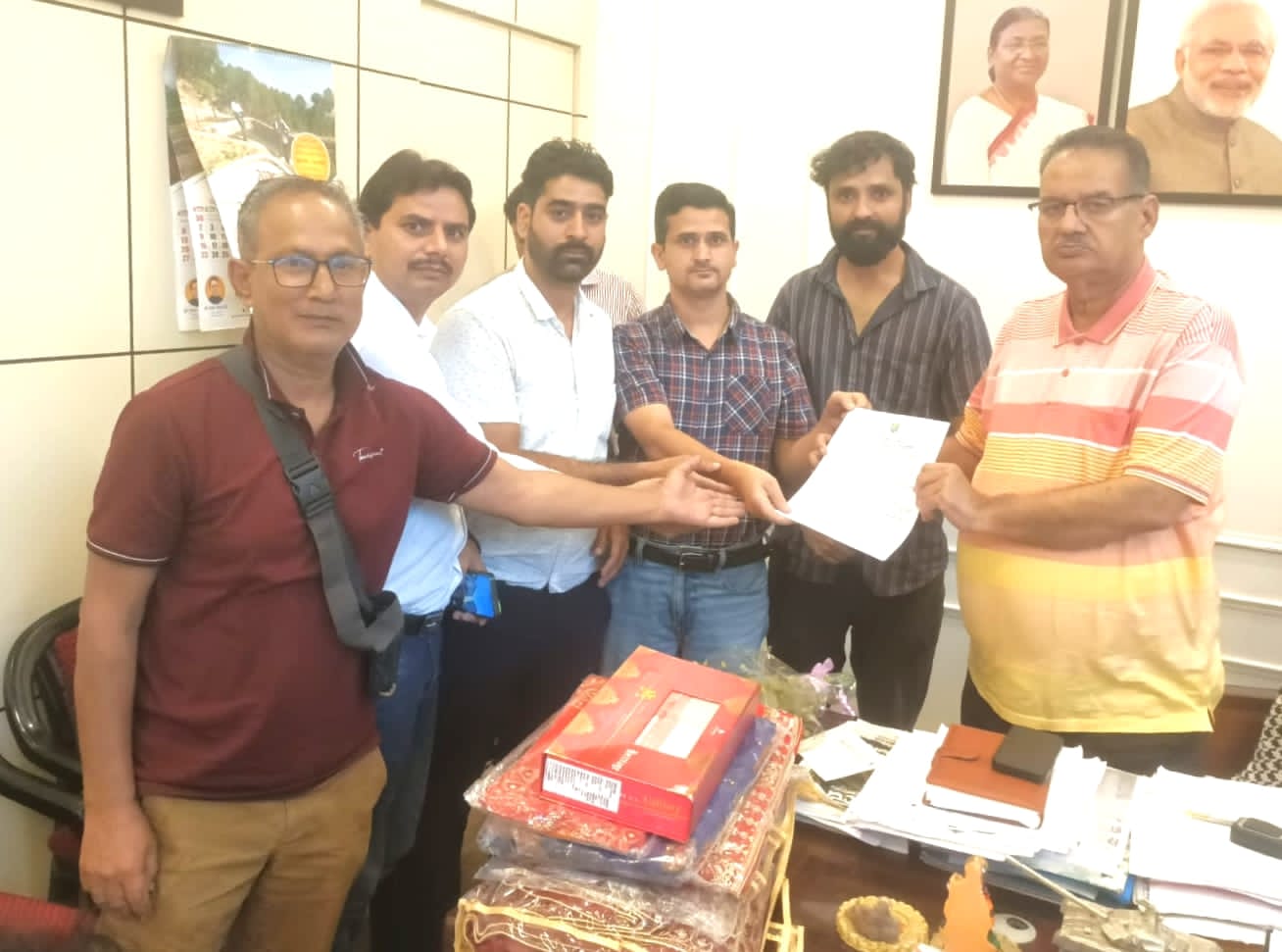 कृषि मंत्री गणेश जोशी से मिले कृषक-बागवान संगठन के पदाधिकारी, एप्पल व कीवी मिशन के लंबित भुगतान को लेकर सौंपा ज्ञापन।