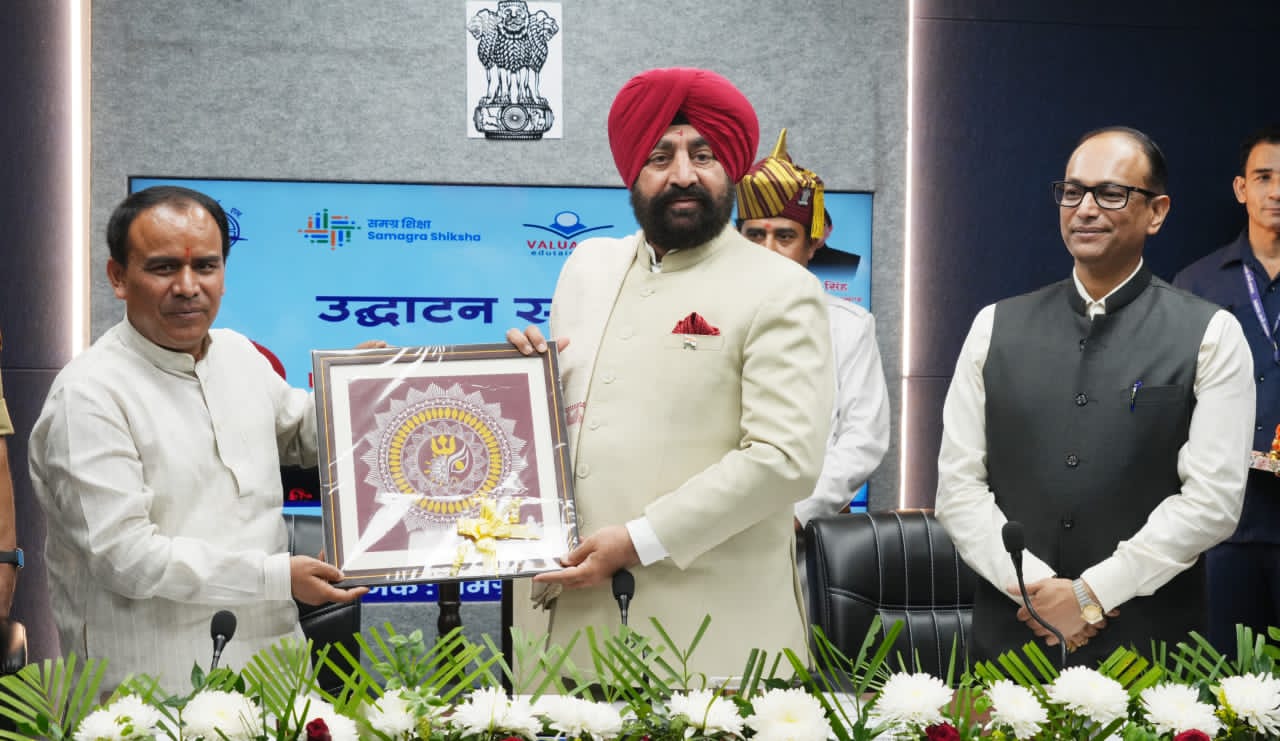 राज्यपाल ने ‘‘शिक्षा की बात’’ कार्यक्रम का किया शुभारंभ,13 सौ से अधिक विद्यालयों के विद्यार्थियों से किया सीधा संवाद,शिक्षा की बात’’ शिक्षा विभाग की दूरदर्शी और अभिनव पहल है- राज्यपाल,विद्यार्थी अपने माता-पिता का सम्मान करने, अपनी संस्कृति और परंपराओं को संजोने के साथ-साथ राष्ट्र के प्रति अपने कर्तव्यों को समझें- राज्यपाल।