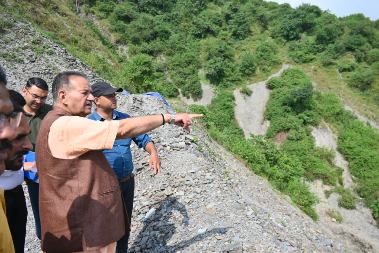 कैबिनेट मंत्री गणेश जोशी ने प्रभावित क्षेत्र भीतरली गांव का दौरा कर अतिवृष्टि से क्षतिग्रस्त सड़क का किया स्थलीय निरीक्षण।