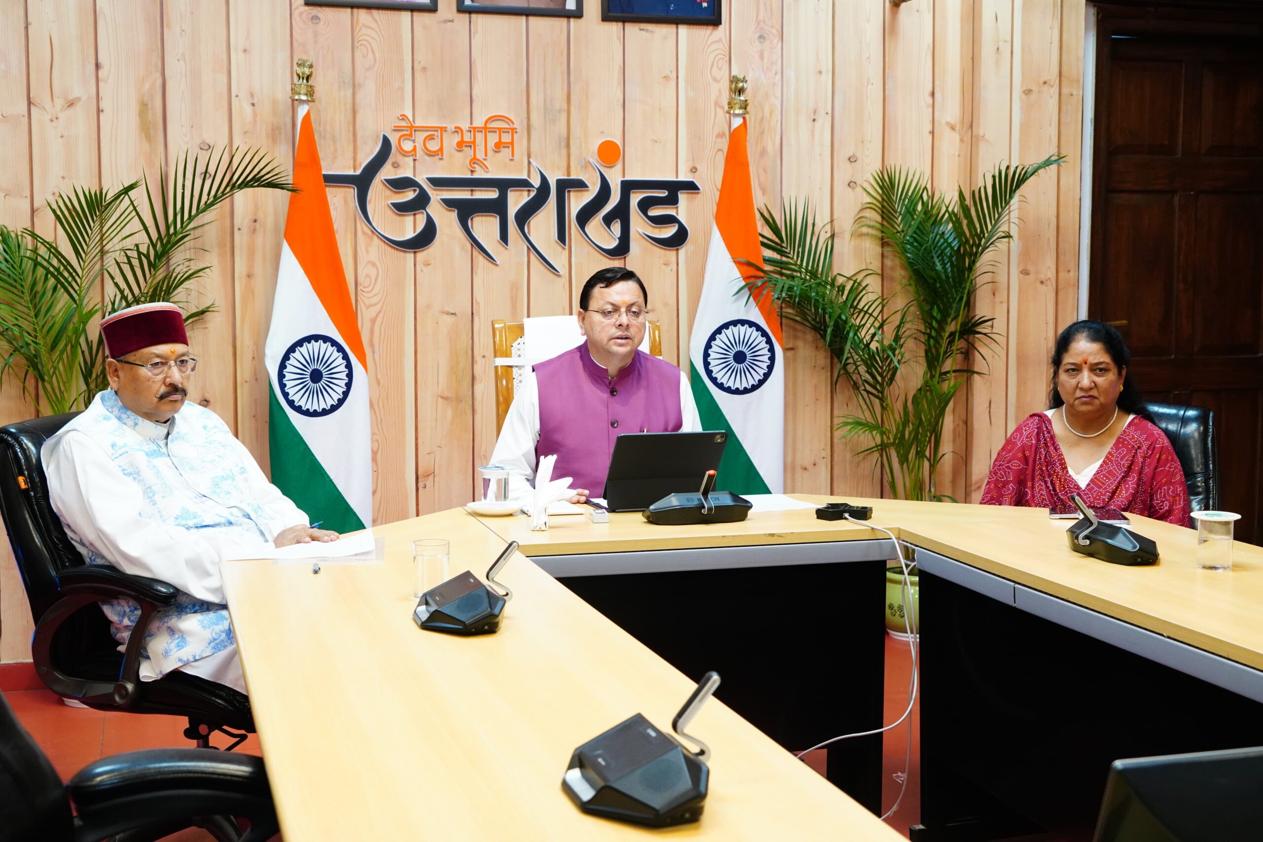 मुख्यमंत्री पुष्कर सिंह धामी ने शुक्रवार को मुख्यमंत्री आवास में प्रदेश में चल रहे जी.एस.टी. एवं स्वदेशी जागरूकता अभियान की समीक्षा बैठक की।