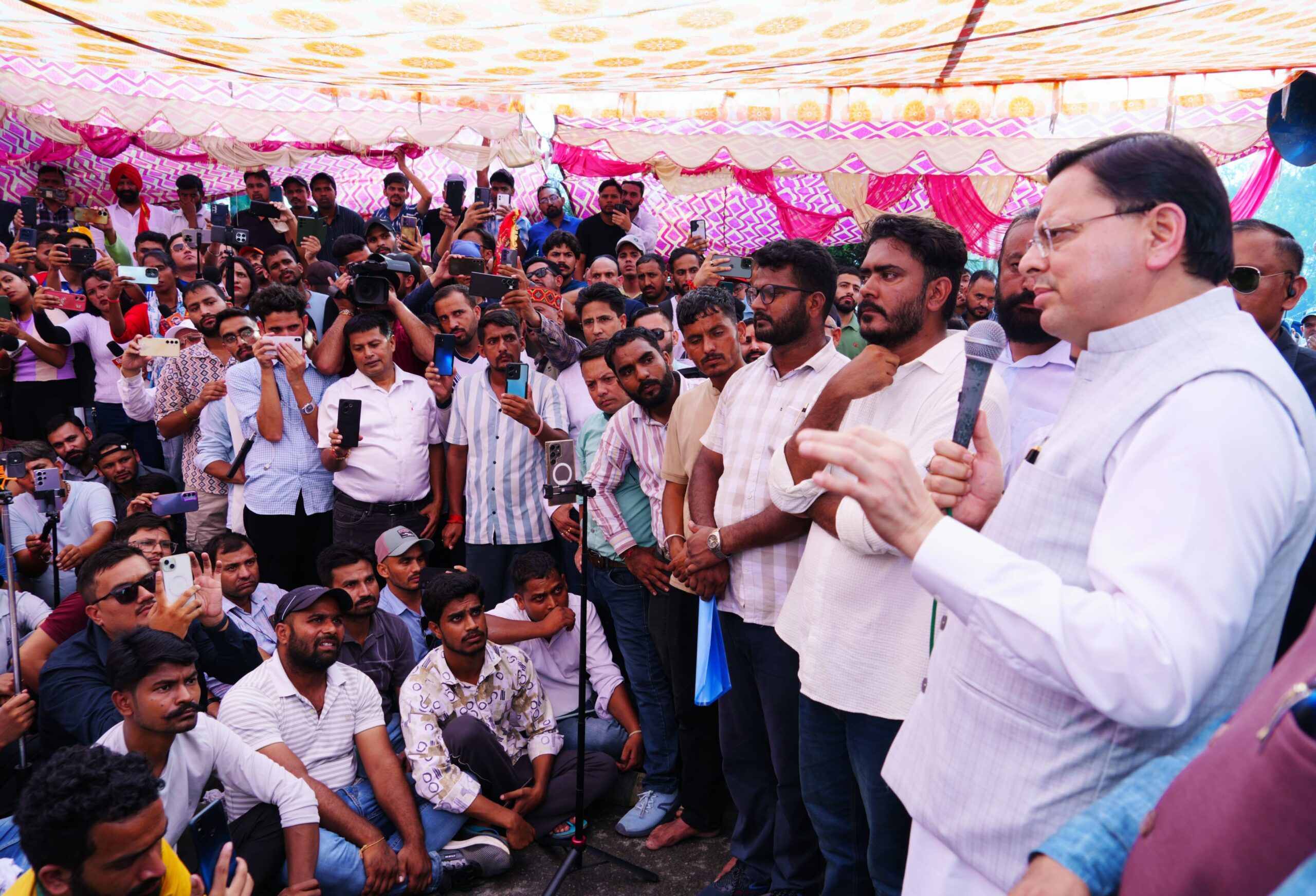 युवाओं के बीच पहुंचे सीएम धामी, परीक्षा प्रकरण में सीबीआई जांच की संस्तुति,युवाओं के मन में किसी भी तरह का संदेह, शंका नहीं रखना चाहती है सरकार।