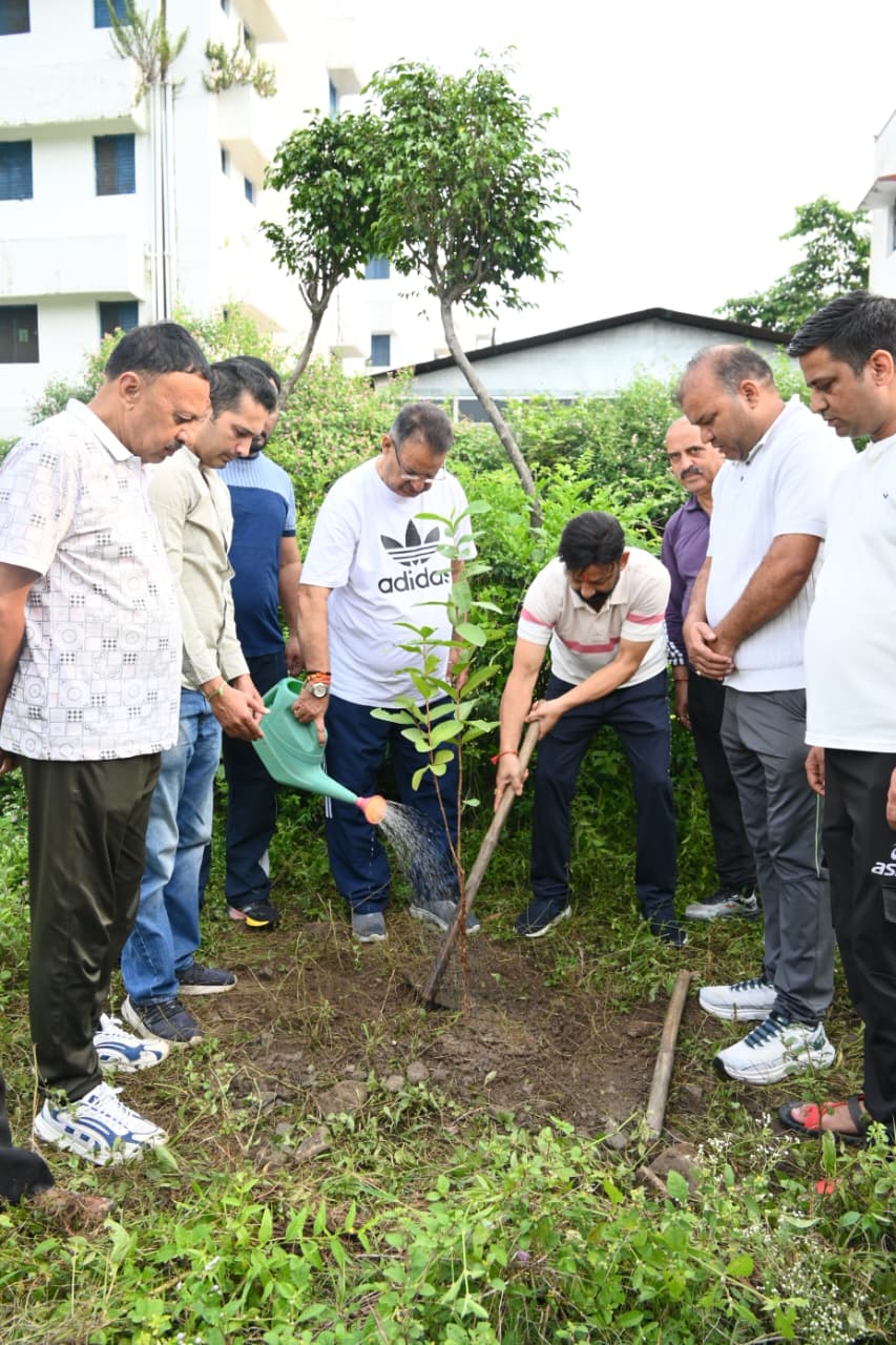 सेवा पखवाड़ा के अंतर्गत श्रीदेव सुमन नगर मंडल द्वारा आयोजित स्वच्छता अभियान कार्यक्रम में प्रतिभाग करते कैबिनेट मंत्री गणेश जोशी।