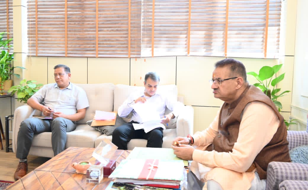 लोक निर्माण विभाग के अधिकारियों के साथ मसूरी विधानसभा क्षेत्र की सड़कों से सम्बंधित विकास कार्यो की समीक्षा करते कैबिनेट मंत्री गणेश जोशी।