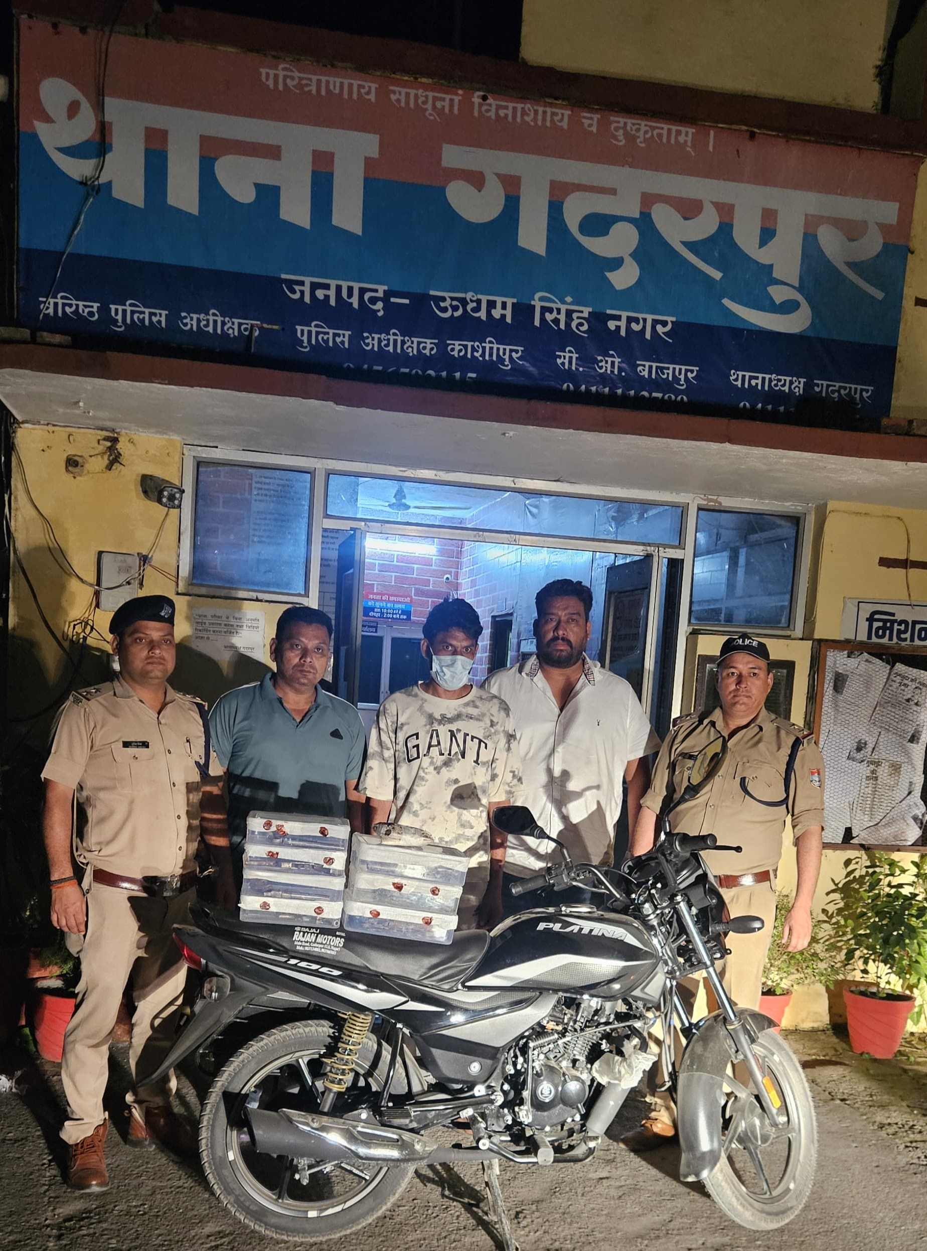 उत्तराखण्ड एसटीएफ की बड़ी कार्यवाही- 05 तमंचे 315 बोर व 02 तमंचे 12 बोर के साथ 01 अन्तर्राज्यीय तस्कर गिरफ्तार, एसटीएफ द्वारा थाना गदरपुर पुलिस के साथ ज्वाइंट ऑप्रेशन में की गयी गिरफ्तारी,एसटीएफ द्वारा की गयी कार्यवाही में अवैध हथियारों का अन्तर्राज्यीय नेटवर्क ध्वस्त, क्षेत्र में कई बार हथियारों की सप्लाई कर चुका था पूर्व में आर्म्स एक्ट के मामले दर्ज,उत्तराखण्ड पुलिस मुख्यालय द्वारा अवैध हथियारों के विरुद्ध चलाये जा रहे अभियान के तहत की गयी है गिरफ्तारी।